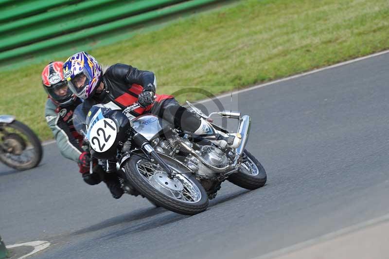 Mallory park Leicestershire;Mallory park photographs;Motorcycle action photographs;classic bikes;event digital images;eventdigitalimages;mallory park;no limits trackday;peter wileman photography;vintage bikes;vintage motorcycles;vmcc festival 1000 bikes