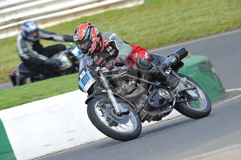 Mallory park Leicestershire;Mallory park photographs;Motorcycle action photographs;classic bikes;event digital images;eventdigitalimages;mallory park;no limits trackday;peter wileman photography;vintage bikes;vintage motorcycles;vmcc festival 1000 bikes