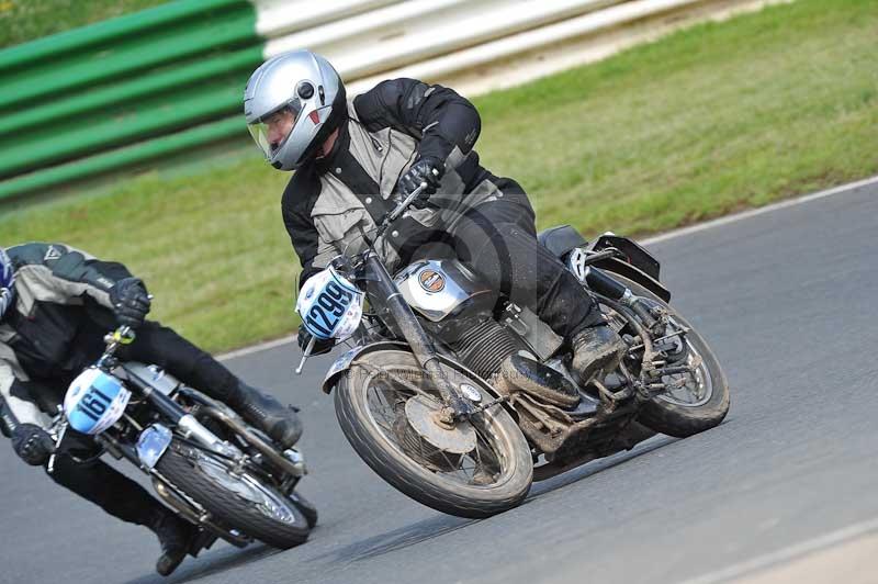 Mallory park Leicestershire;Mallory park photographs;Motorcycle action photographs;classic bikes;event digital images;eventdigitalimages;mallory park;no limits trackday;peter wileman photography;vintage bikes;vintage motorcycles;vmcc festival 1000 bikes