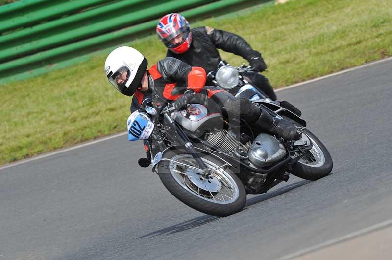 Mallory park Leicestershire;Mallory park photographs;Motorcycle action photographs;classic bikes;event digital images;eventdigitalimages;mallory park;no limits trackday;peter wileman photography;vintage bikes;vintage motorcycles;vmcc festival 1000 bikes