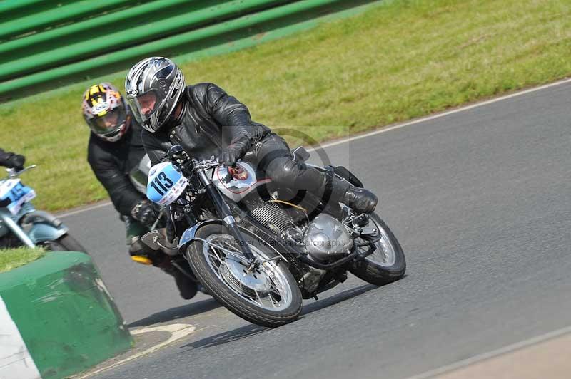 Mallory park Leicestershire;Mallory park photographs;Motorcycle action photographs;classic bikes;event digital images;eventdigitalimages;mallory park;no limits trackday;peter wileman photography;vintage bikes;vintage motorcycles;vmcc festival 1000 bikes