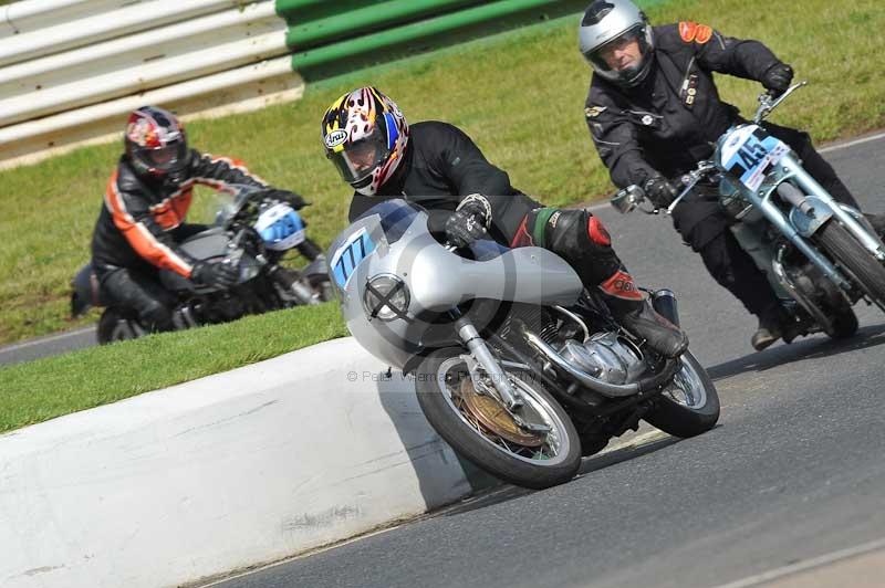 Mallory park Leicestershire;Mallory park photographs;Motorcycle action photographs;classic bikes;event digital images;eventdigitalimages;mallory park;no limits trackday;peter wileman photography;vintage bikes;vintage motorcycles;vmcc festival 1000 bikes