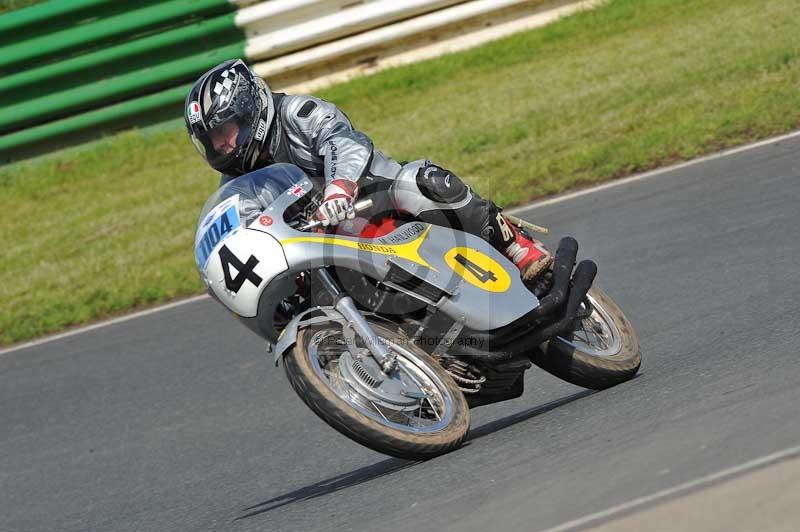 Mallory park Leicestershire;Mallory park photographs;Motorcycle action photographs;classic bikes;event digital images;eventdigitalimages;mallory park;no limits trackday;peter wileman photography;vintage bikes;vintage motorcycles;vmcc festival 1000 bikes