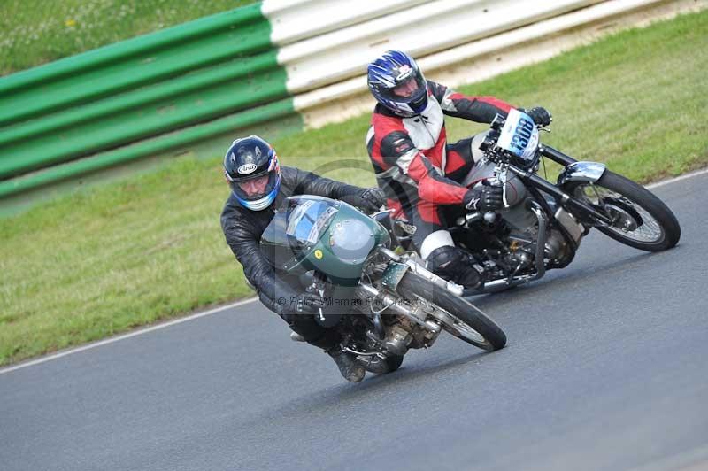 Mallory park Leicestershire;Mallory park photographs;Motorcycle action photographs;classic bikes;event digital images;eventdigitalimages;mallory park;no limits trackday;peter wileman photography;vintage bikes;vintage motorcycles;vmcc festival 1000 bikes