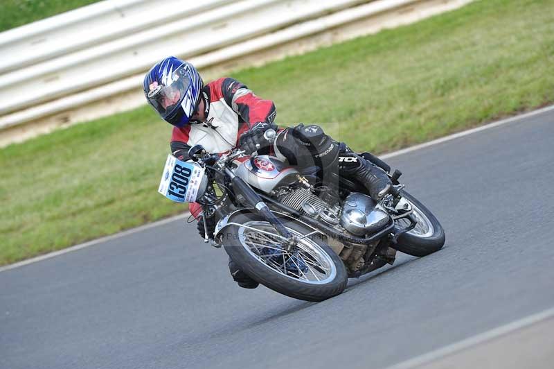 Mallory park Leicestershire;Mallory park photographs;Motorcycle action photographs;classic bikes;event digital images;eventdigitalimages;mallory park;no limits trackday;peter wileman photography;vintage bikes;vintage motorcycles;vmcc festival 1000 bikes