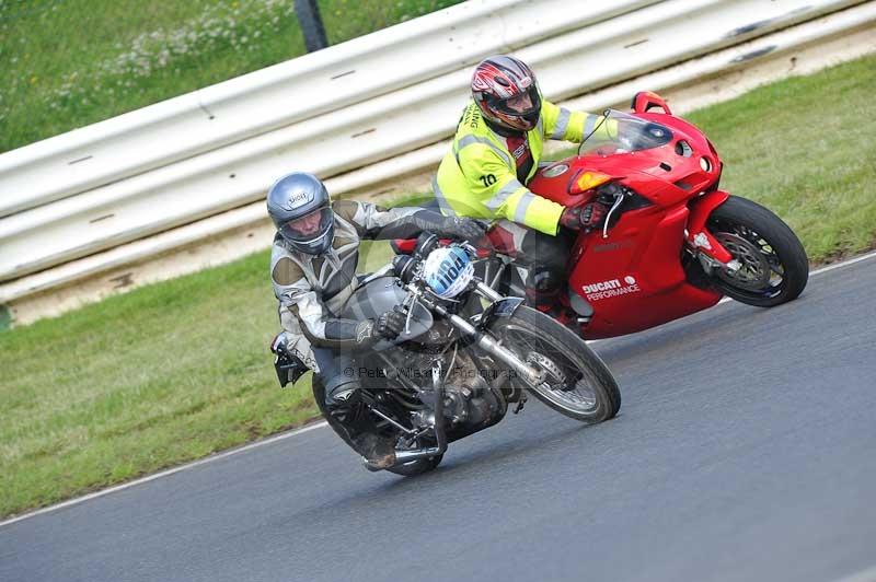 Mallory park Leicestershire;Mallory park photographs;Motorcycle action photographs;classic bikes;event digital images;eventdigitalimages;mallory park;no limits trackday;peter wileman photography;vintage bikes;vintage motorcycles;vmcc festival 1000 bikes