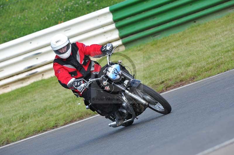 Mallory park Leicestershire;Mallory park photographs;Motorcycle action photographs;classic bikes;event digital images;eventdigitalimages;mallory park;no limits trackday;peter wileman photography;vintage bikes;vintage motorcycles;vmcc festival 1000 bikes