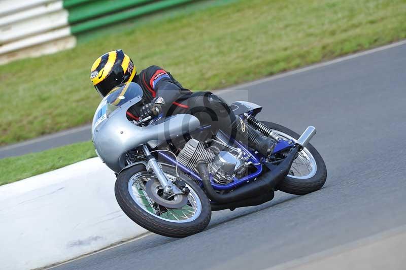 Mallory park Leicestershire;Mallory park photographs;Motorcycle action photographs;classic bikes;event digital images;eventdigitalimages;mallory park;no limits trackday;peter wileman photography;vintage bikes;vintage motorcycles;vmcc festival 1000 bikes