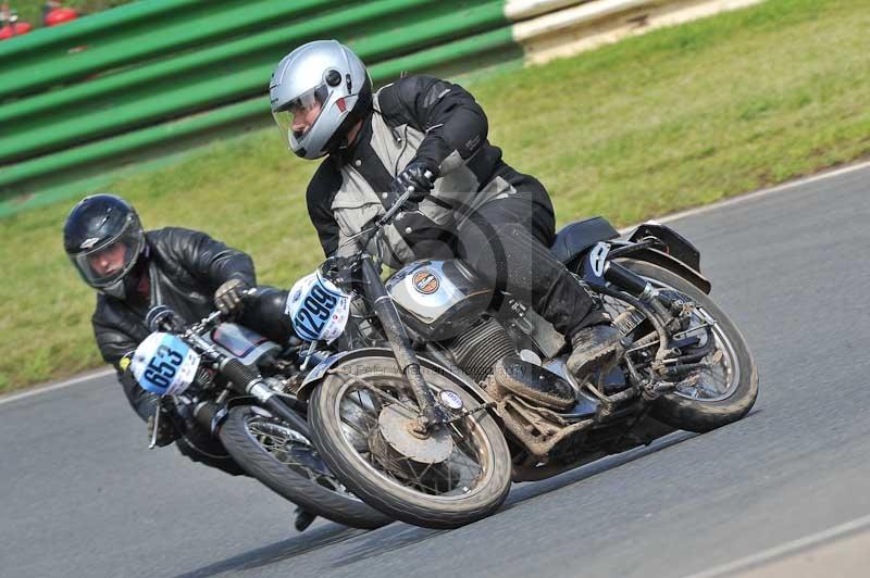 Mallory park Leicestershire;Mallory park photographs;Motorcycle action photographs;classic bikes;event digital images;eventdigitalimages;mallory park;no limits trackday;peter wileman photography;vintage bikes;vintage motorcycles;vmcc festival 1000 bikes