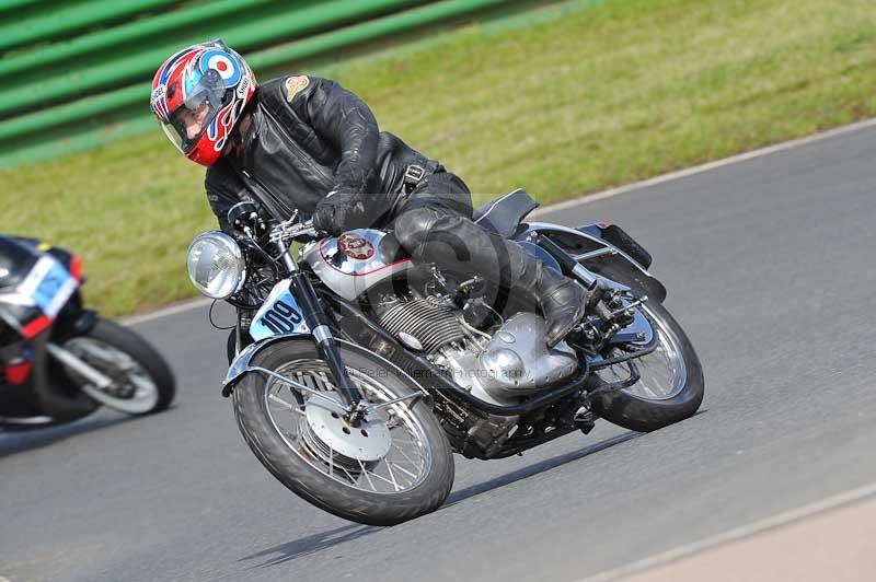 Mallory park Leicestershire;Mallory park photographs;Motorcycle action photographs;classic bikes;event digital images;eventdigitalimages;mallory park;no limits trackday;peter wileman photography;vintage bikes;vintage motorcycles;vmcc festival 1000 bikes