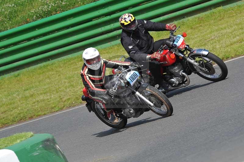 Mallory park Leicestershire;Mallory park photographs;Motorcycle action photographs;classic bikes;event digital images;eventdigitalimages;mallory park;no limits trackday;peter wileman photography;vintage bikes;vintage motorcycles;vmcc festival 1000 bikes