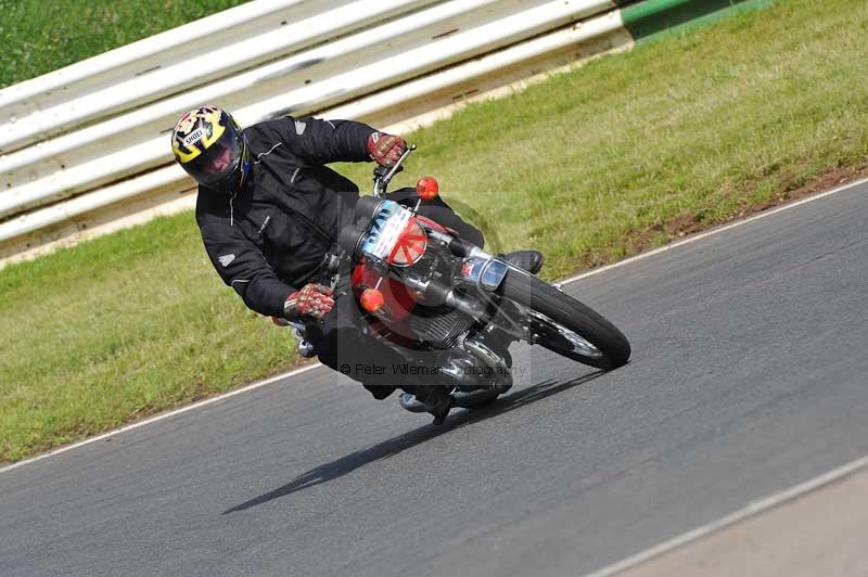 Mallory park Leicestershire;Mallory park photographs;Motorcycle action photographs;classic bikes;event digital images;eventdigitalimages;mallory park;no limits trackday;peter wileman photography;vintage bikes;vintage motorcycles;vmcc festival 1000 bikes