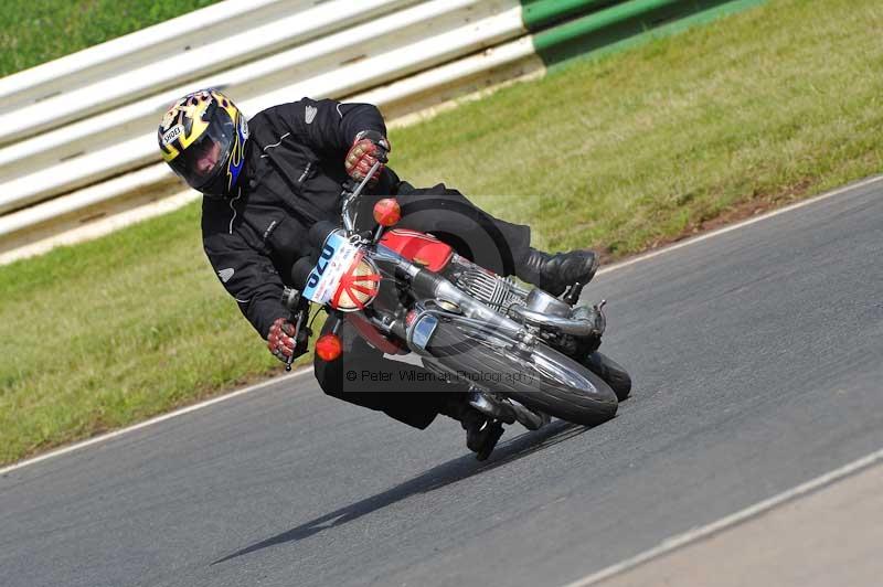 Mallory park Leicestershire;Mallory park photographs;Motorcycle action photographs;classic bikes;event digital images;eventdigitalimages;mallory park;no limits trackday;peter wileman photography;vintage bikes;vintage motorcycles;vmcc festival 1000 bikes