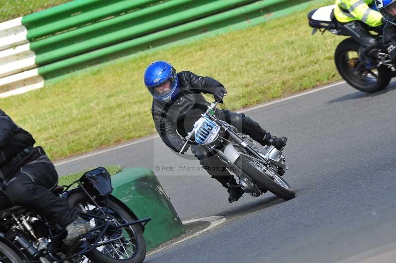 Mallory park Leicestershire;Mallory park photographs;Motorcycle action photographs;classic bikes;event digital images;eventdigitalimages;mallory park;no limits trackday;peter wileman photography;vintage bikes;vintage motorcycles;vmcc festival 1000 bikes