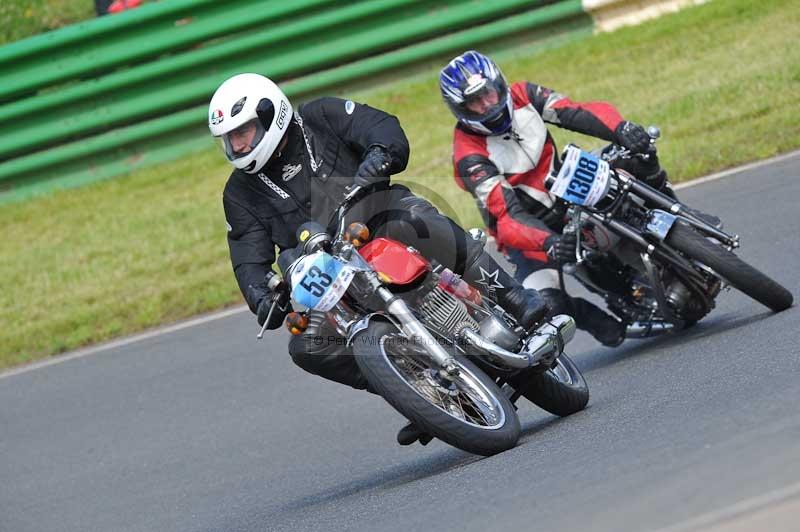 Mallory park Leicestershire;Mallory park photographs;Motorcycle action photographs;classic bikes;event digital images;eventdigitalimages;mallory park;no limits trackday;peter wileman photography;vintage bikes;vintage motorcycles;vmcc festival 1000 bikes