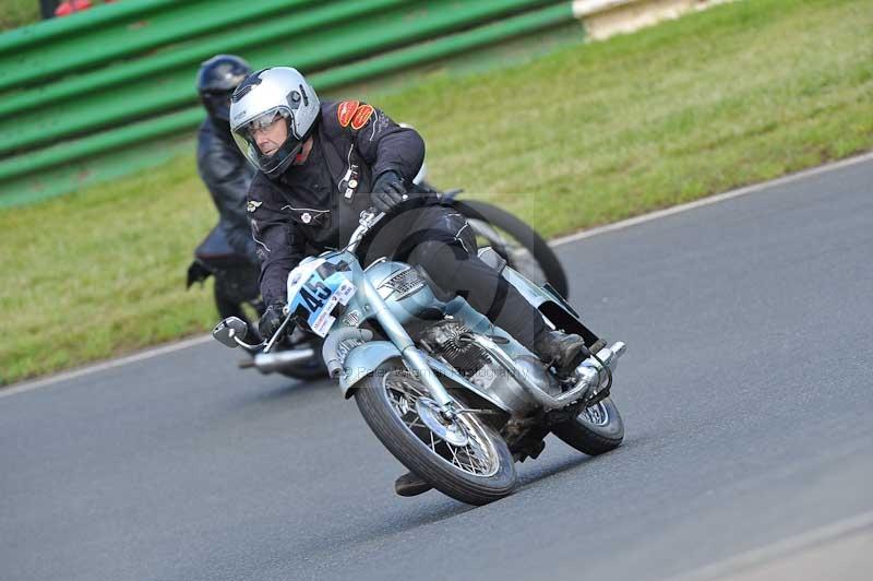 Mallory park Leicestershire;Mallory park photographs;Motorcycle action photographs;classic bikes;event digital images;eventdigitalimages;mallory park;no limits trackday;peter wileman photography;vintage bikes;vintage motorcycles;vmcc festival 1000 bikes