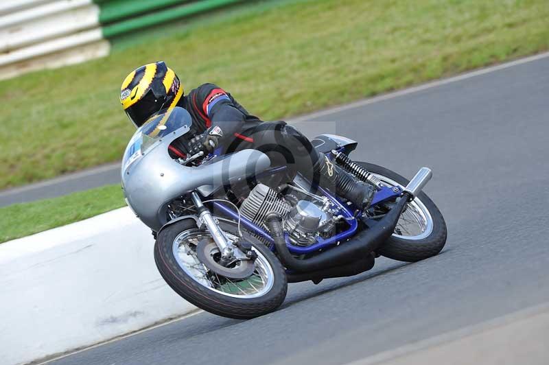 Mallory park Leicestershire;Mallory park photographs;Motorcycle action photographs;classic bikes;event digital images;eventdigitalimages;mallory park;no limits trackday;peter wileman photography;vintage bikes;vintage motorcycles;vmcc festival 1000 bikes