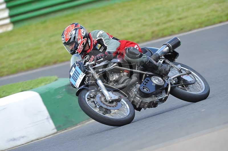 Mallory park Leicestershire;Mallory park photographs;Motorcycle action photographs;classic bikes;event digital images;eventdigitalimages;mallory park;no limits trackday;peter wileman photography;vintage bikes;vintage motorcycles;vmcc festival 1000 bikes