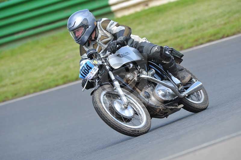 Mallory park Leicestershire;Mallory park photographs;Motorcycle action photographs;classic bikes;event digital images;eventdigitalimages;mallory park;no limits trackday;peter wileman photography;vintage bikes;vintage motorcycles;vmcc festival 1000 bikes