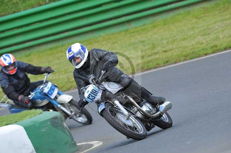 Mallory park Leicestershire;Mallory park photographs;Motorcycle action photographs;classic bikes;event digital images;eventdigitalimages;mallory park;no limits trackday;peter wileman photography;vintage bikes;vintage motorcycles;vmcc festival 1000 bikes