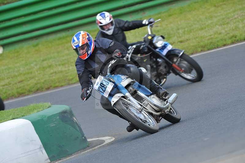 Mallory park Leicestershire;Mallory park photographs;Motorcycle action photographs;classic bikes;event digital images;eventdigitalimages;mallory park;no limits trackday;peter wileman photography;vintage bikes;vintage motorcycles;vmcc festival 1000 bikes