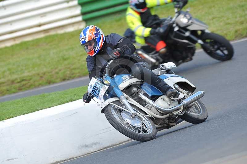 Mallory park Leicestershire;Mallory park photographs;Motorcycle action photographs;classic bikes;event digital images;eventdigitalimages;mallory park;no limits trackday;peter wileman photography;vintage bikes;vintage motorcycles;vmcc festival 1000 bikes