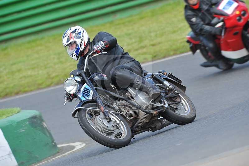 Mallory park Leicestershire;Mallory park photographs;Motorcycle action photographs;classic bikes;event digital images;eventdigitalimages;mallory park;no limits trackday;peter wileman photography;vintage bikes;vintage motorcycles;vmcc festival 1000 bikes