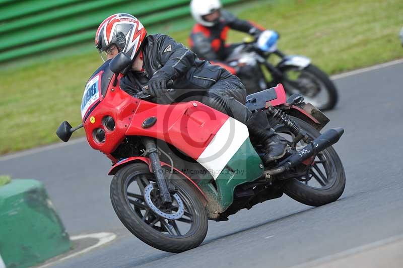Mallory park Leicestershire;Mallory park photographs;Motorcycle action photographs;classic bikes;event digital images;eventdigitalimages;mallory park;no limits trackday;peter wileman photography;vintage bikes;vintage motorcycles;vmcc festival 1000 bikes