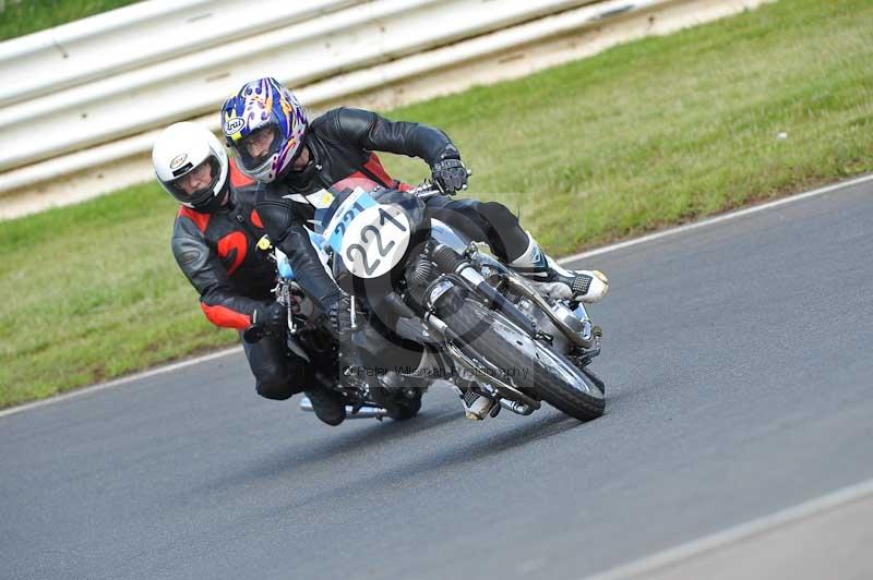 Mallory park Leicestershire;Mallory park photographs;Motorcycle action photographs;classic bikes;event digital images;eventdigitalimages;mallory park;no limits trackday;peter wileman photography;vintage bikes;vintage motorcycles;vmcc festival 1000 bikes