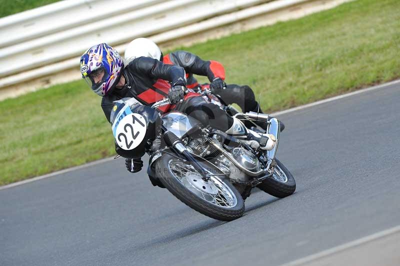 Mallory park Leicestershire;Mallory park photographs;Motorcycle action photographs;classic bikes;event digital images;eventdigitalimages;mallory park;no limits trackday;peter wileman photography;vintage bikes;vintage motorcycles;vmcc festival 1000 bikes