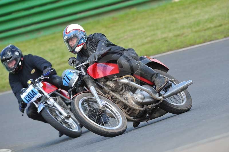 Mallory park Leicestershire;Mallory park photographs;Motorcycle action photographs;classic bikes;event digital images;eventdigitalimages;mallory park;no limits trackday;peter wileman photography;vintage bikes;vintage motorcycles;vmcc festival 1000 bikes