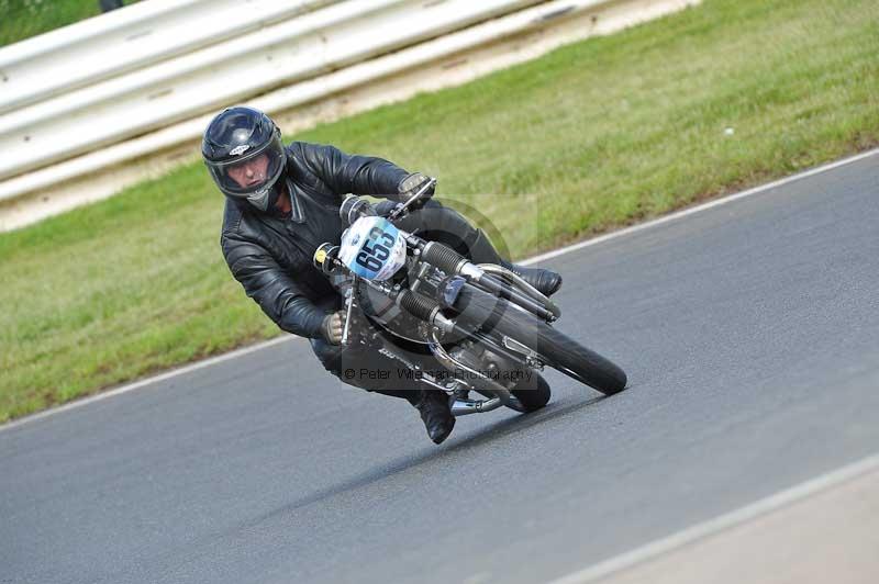 Mallory park Leicestershire;Mallory park photographs;Motorcycle action photographs;classic bikes;event digital images;eventdigitalimages;mallory park;no limits trackday;peter wileman photography;vintage bikes;vintage motorcycles;vmcc festival 1000 bikes
