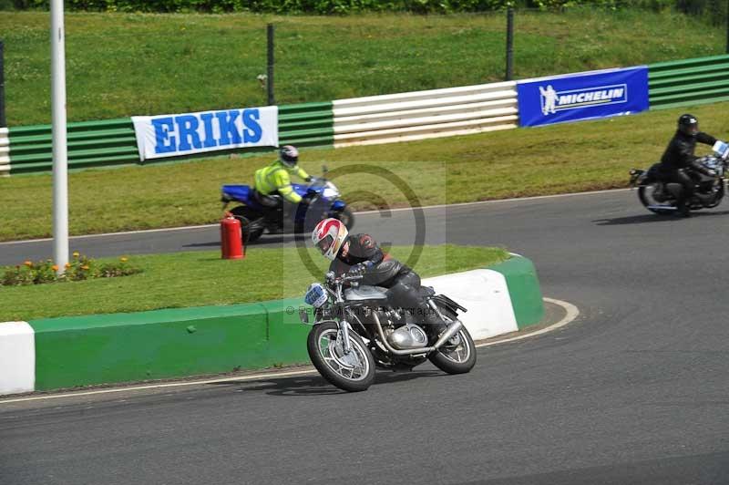 Mallory park Leicestershire;Mallory park photographs;Motorcycle action photographs;classic bikes;event digital images;eventdigitalimages;mallory park;no limits trackday;peter wileman photography;vintage bikes;vintage motorcycles;vmcc festival 1000 bikes