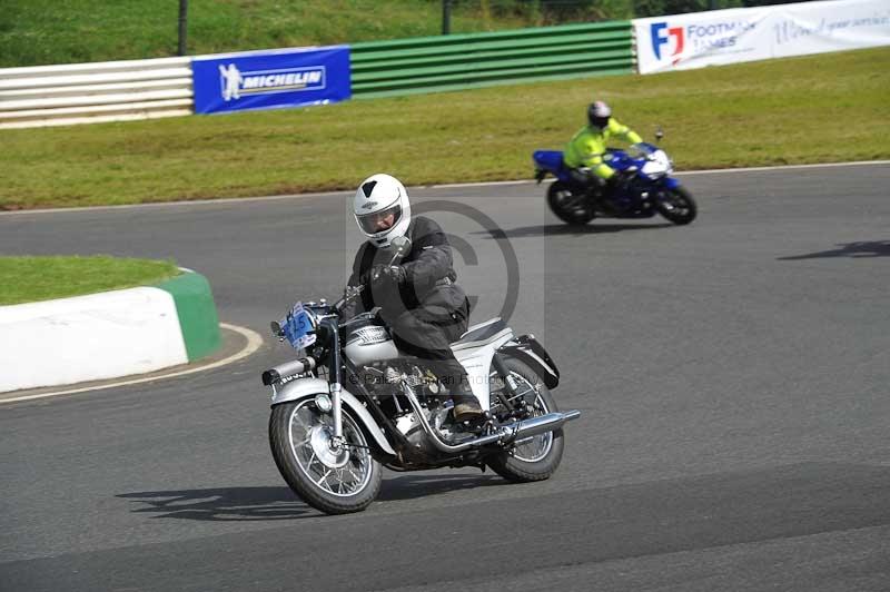 Mallory park Leicestershire;Mallory park photographs;Motorcycle action photographs;classic bikes;event digital images;eventdigitalimages;mallory park;no limits trackday;peter wileman photography;vintage bikes;vintage motorcycles;vmcc festival 1000 bikes