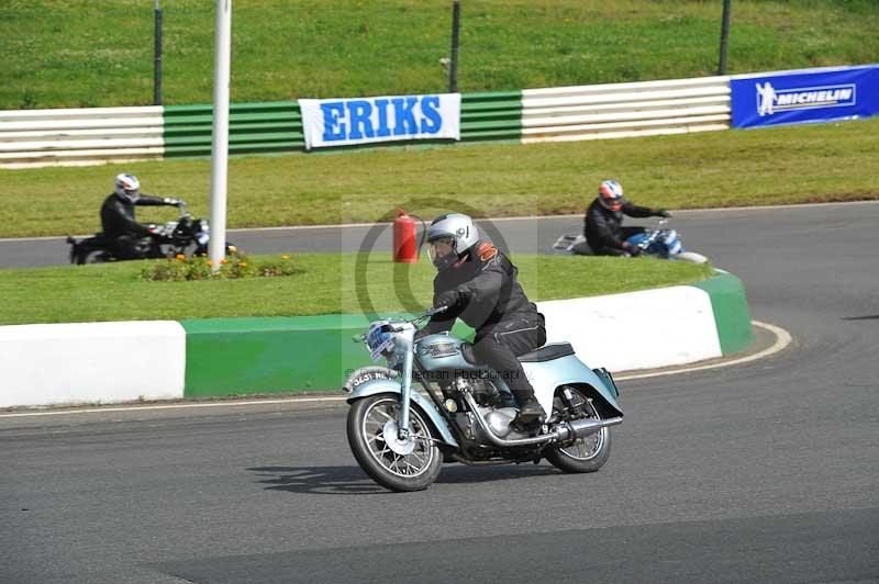 Mallory park Leicestershire;Mallory park photographs;Motorcycle action photographs;classic bikes;event digital images;eventdigitalimages;mallory park;no limits trackday;peter wileman photography;vintage bikes;vintage motorcycles;vmcc festival 1000 bikes