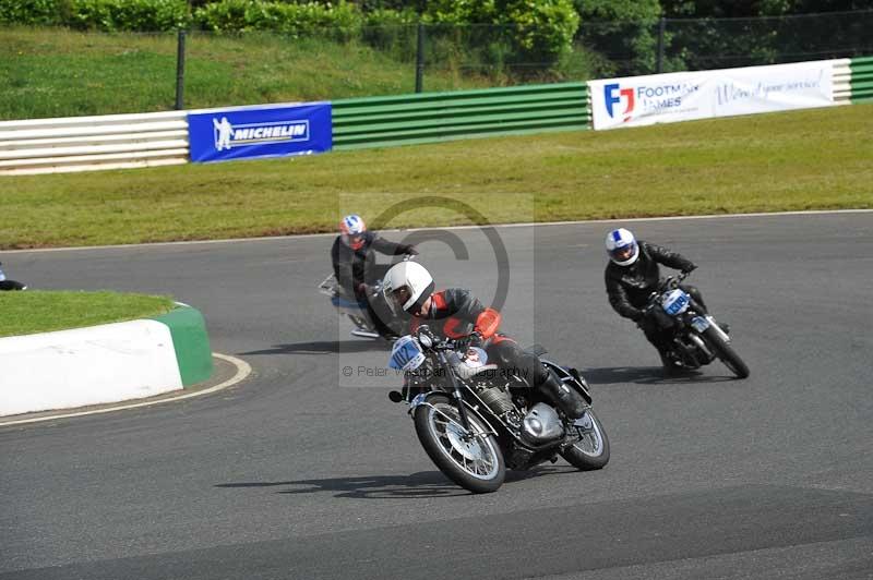 Mallory park Leicestershire;Mallory park photographs;Motorcycle action photographs;classic bikes;event digital images;eventdigitalimages;mallory park;no limits trackday;peter wileman photography;vintage bikes;vintage motorcycles;vmcc festival 1000 bikes