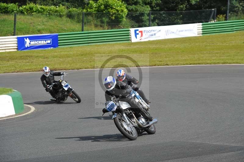 Mallory park Leicestershire;Mallory park photographs;Motorcycle action photographs;classic bikes;event digital images;eventdigitalimages;mallory park;no limits trackday;peter wileman photography;vintage bikes;vintage motorcycles;vmcc festival 1000 bikes