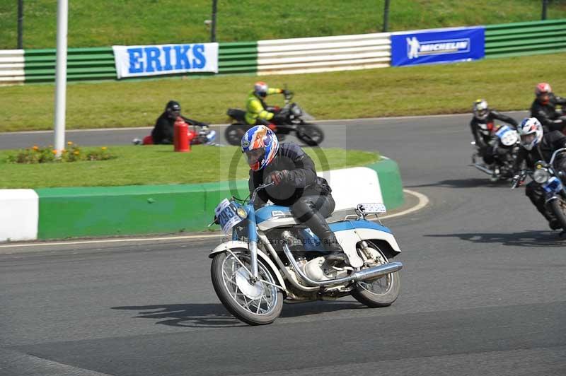 Mallory park Leicestershire;Mallory park photographs;Motorcycle action photographs;classic bikes;event digital images;eventdigitalimages;mallory park;no limits trackday;peter wileman photography;vintage bikes;vintage motorcycles;vmcc festival 1000 bikes