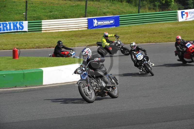 Mallory park Leicestershire;Mallory park photographs;Motorcycle action photographs;classic bikes;event digital images;eventdigitalimages;mallory park;no limits trackday;peter wileman photography;vintage bikes;vintage motorcycles;vmcc festival 1000 bikes