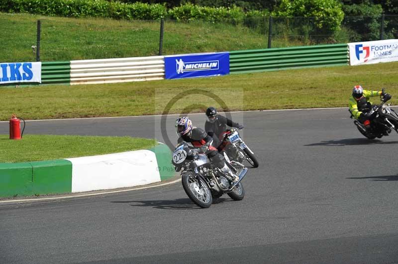 Mallory park Leicestershire;Mallory park photographs;Motorcycle action photographs;classic bikes;event digital images;eventdigitalimages;mallory park;no limits trackday;peter wileman photography;vintage bikes;vintage motorcycles;vmcc festival 1000 bikes