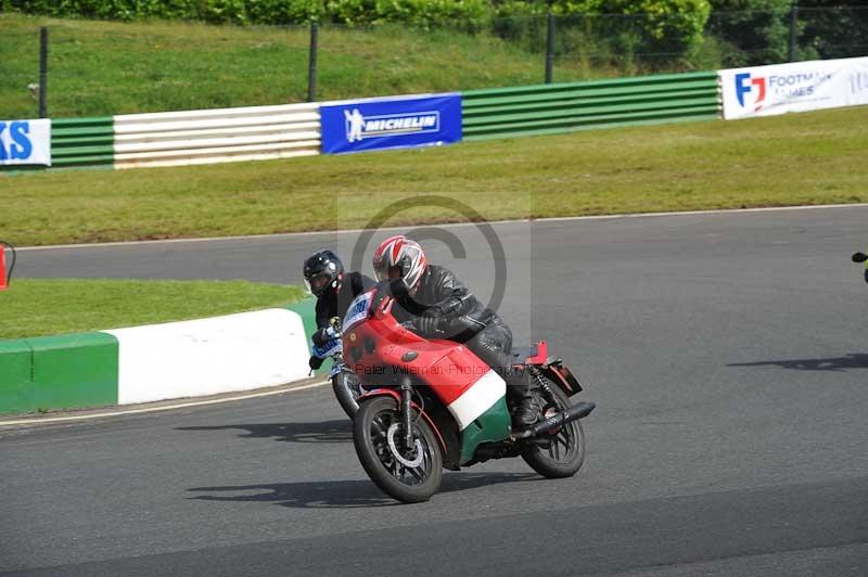 Mallory park Leicestershire;Mallory park photographs;Motorcycle action photographs;classic bikes;event digital images;eventdigitalimages;mallory park;no limits trackday;peter wileman photography;vintage bikes;vintage motorcycles;vmcc festival 1000 bikes