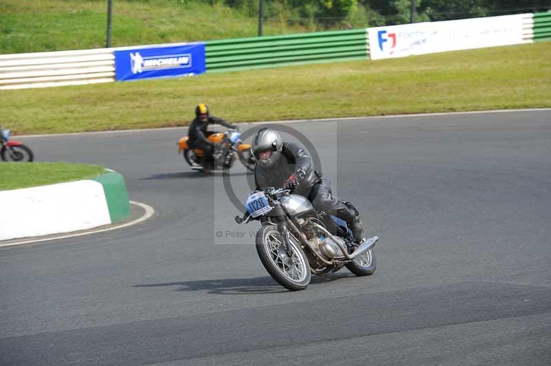 Mallory park Leicestershire;Mallory park photographs;Motorcycle action photographs;classic bikes;event digital images;eventdigitalimages;mallory park;no limits trackday;peter wileman photography;vintage bikes;vintage motorcycles;vmcc festival 1000 bikes