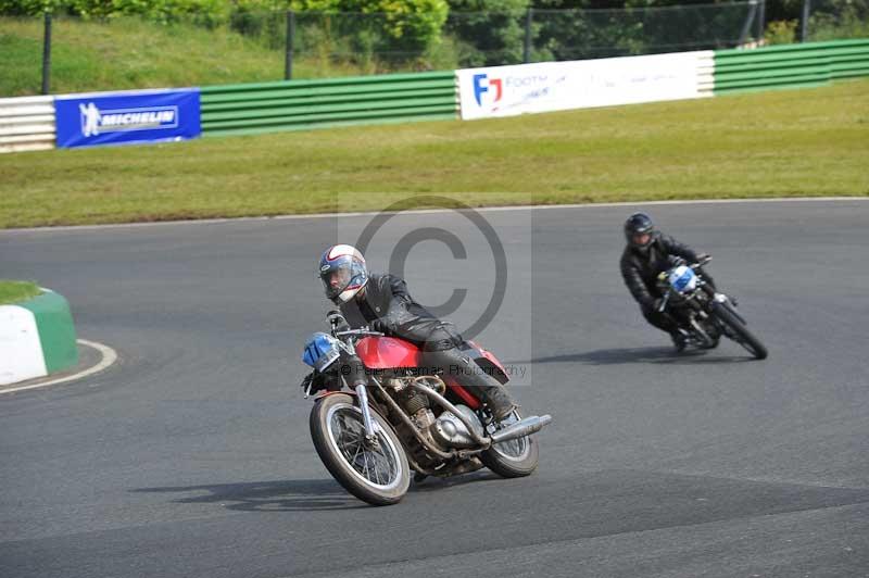 Mallory park Leicestershire;Mallory park photographs;Motorcycle action photographs;classic bikes;event digital images;eventdigitalimages;mallory park;no limits trackday;peter wileman photography;vintage bikes;vintage motorcycles;vmcc festival 1000 bikes