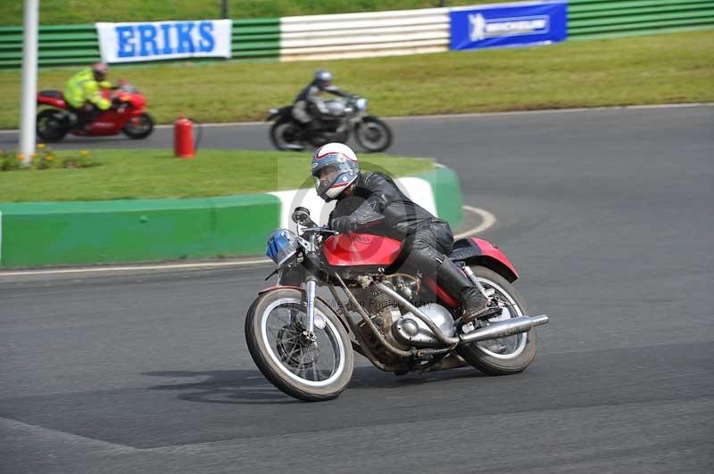 Mallory park Leicestershire;Mallory park photographs;Motorcycle action photographs;classic bikes;event digital images;eventdigitalimages;mallory park;no limits trackday;peter wileman photography;vintage bikes;vintage motorcycles;vmcc festival 1000 bikes