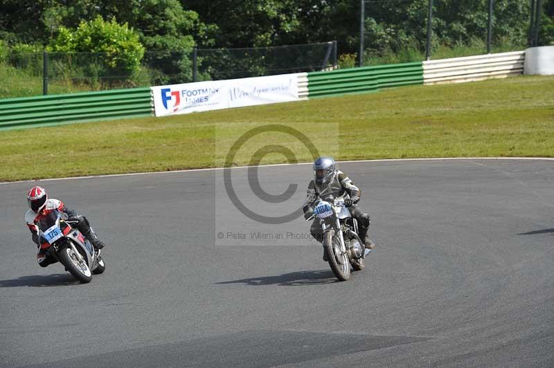 Mallory park Leicestershire;Mallory park photographs;Motorcycle action photographs;classic bikes;event digital images;eventdigitalimages;mallory park;no limits trackday;peter wileman photography;vintage bikes;vintage motorcycles;vmcc festival 1000 bikes