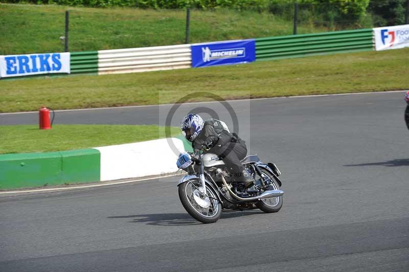 Mallory park Leicestershire;Mallory park photographs;Motorcycle action photographs;classic bikes;event digital images;eventdigitalimages;mallory park;no limits trackday;peter wileman photography;vintage bikes;vintage motorcycles;vmcc festival 1000 bikes