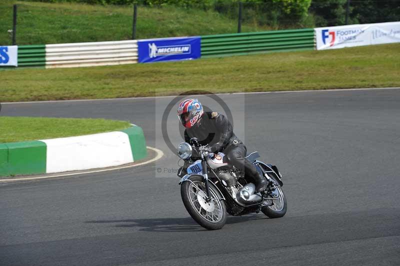 Mallory park Leicestershire;Mallory park photographs;Motorcycle action photographs;classic bikes;event digital images;eventdigitalimages;mallory park;no limits trackday;peter wileman photography;vintage bikes;vintage motorcycles;vmcc festival 1000 bikes