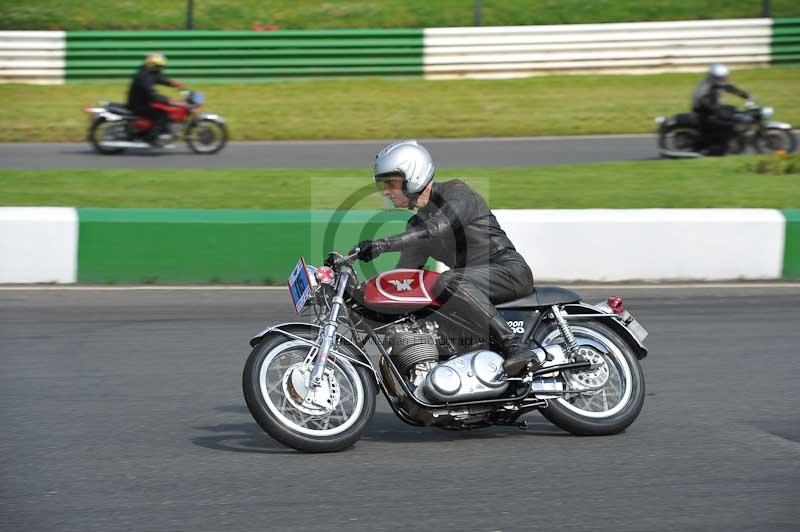 Mallory park Leicestershire;Mallory park photographs;Motorcycle action photographs;classic bikes;event digital images;eventdigitalimages;mallory park;no limits trackday;peter wileman photography;vintage bikes;vintage motorcycles;vmcc festival 1000 bikes