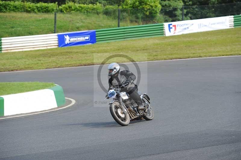 Mallory park Leicestershire;Mallory park photographs;Motorcycle action photographs;classic bikes;event digital images;eventdigitalimages;mallory park;no limits trackday;peter wileman photography;vintage bikes;vintage motorcycles;vmcc festival 1000 bikes