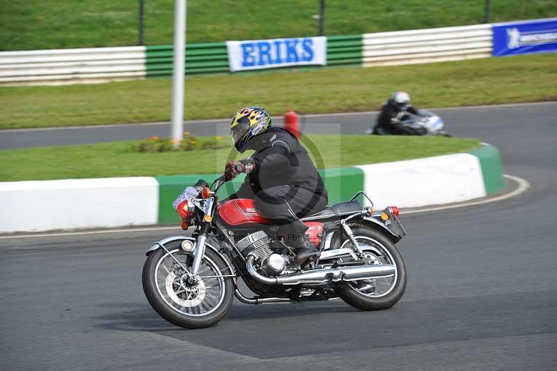 Mallory park Leicestershire;Mallory park photographs;Motorcycle action photographs;classic bikes;event digital images;eventdigitalimages;mallory park;no limits trackday;peter wileman photography;vintage bikes;vintage motorcycles;vmcc festival 1000 bikes
